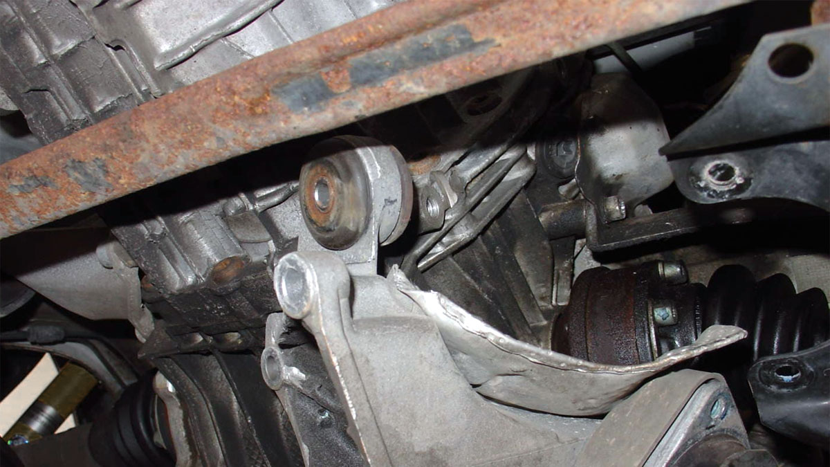 6 znakov okvarjenega nosilca menjalnika (in stroški zamenjave)